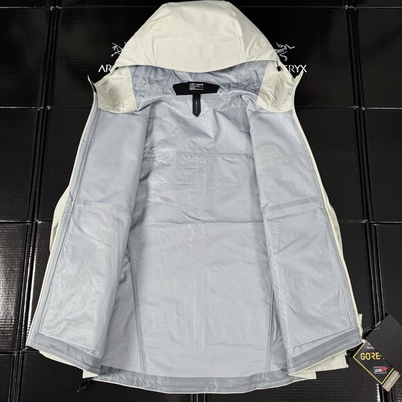 The ARC'TERYX BETA LT GOER-TXE is marked as a men's size, but it also fits women - Picture 8 of 9